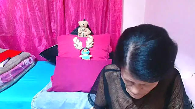 Snapshot of SLUTTYROXY chatting on 12/21/25, 12:29 SLUTTYROXY online show from 12/21/25, 12:29