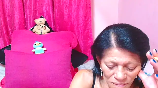 Snapshot of SLUTTYROXY chatting on 01/11/26, 09:00 SLUTTYROXY online show from 01/11/26, 09:00