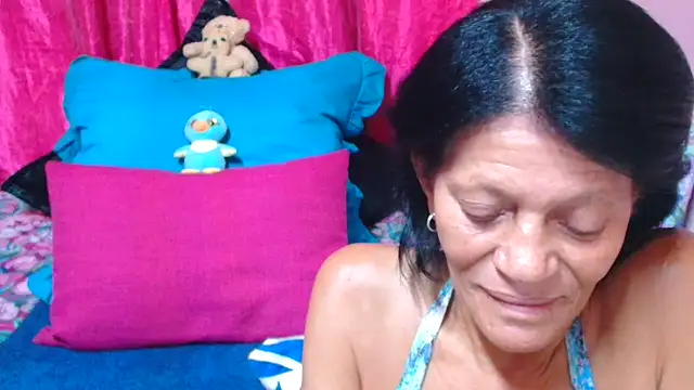 Snapshot of SLUTTYROXY chatting on 01/05/26, 05:27 SLUTTYROXY online show from 01/05/26, 05:27