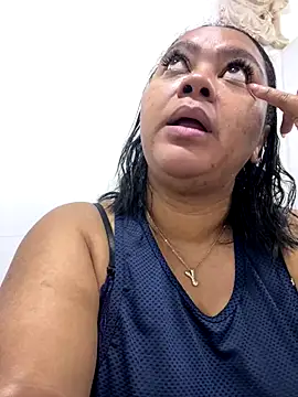 yanza2002 online show from 10/28/25, 11:03