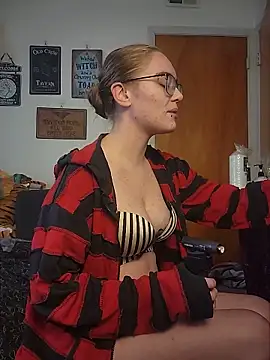 Izzy Hellbourne online show from 06/01/26, 05:56