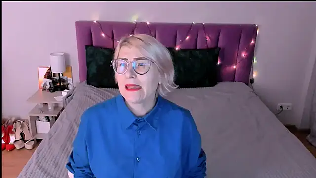 sabrinamacmarren online show from 12/18/25, 02:32