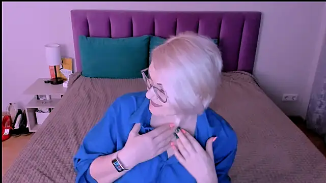 sabrinamacmarren online show from 09/30/25, 04:02