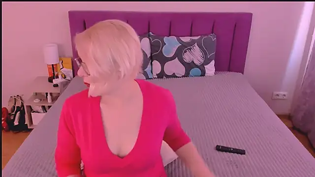 sabrinamacmarren online show from 10/08/25, 12:07