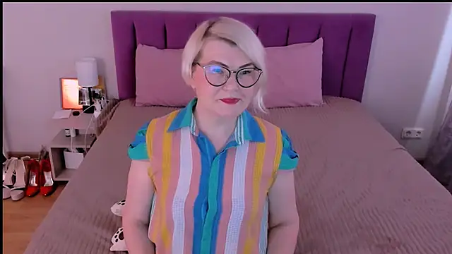 sabrinamacmarren online show from 11/24/25, 09:53