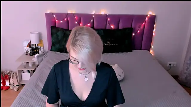 sabrinamacmarren online show from 12/20/25, 04:10