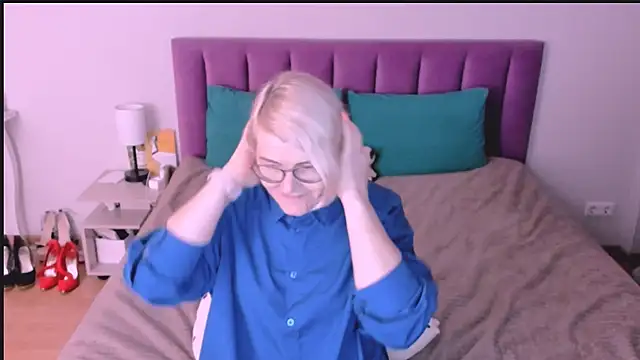 sabrinamacmarren online show from 10/24/25, 08:41