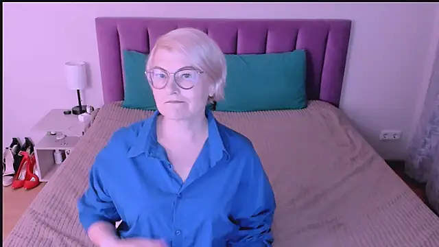 sabrinamacmarren online show from 09/16/25, 04:52