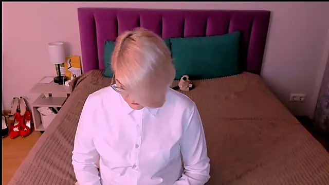 sabrinamacmarren online show from 10/27/25, 03:35