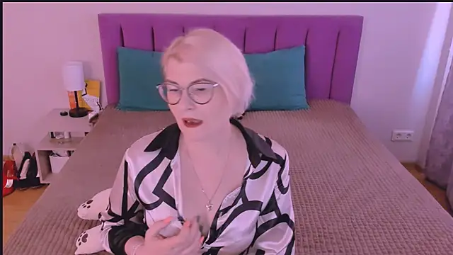 sabrinamacmarren online show from 09/28/25, 11:50