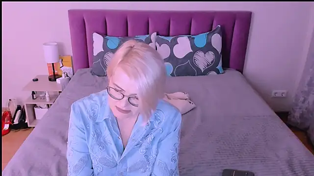 sabrinamacmarren online show from 10/01/25, 04:11