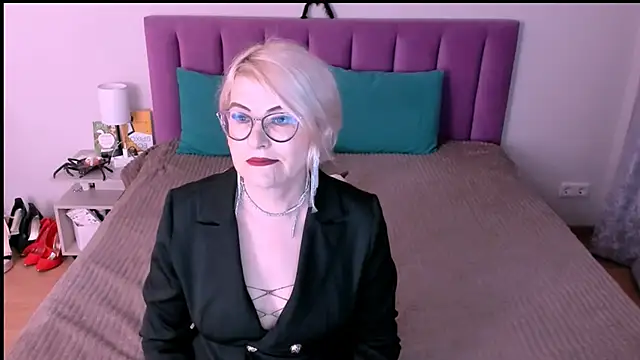 sabrinamacmarren online show from 10/31/25, 03:19