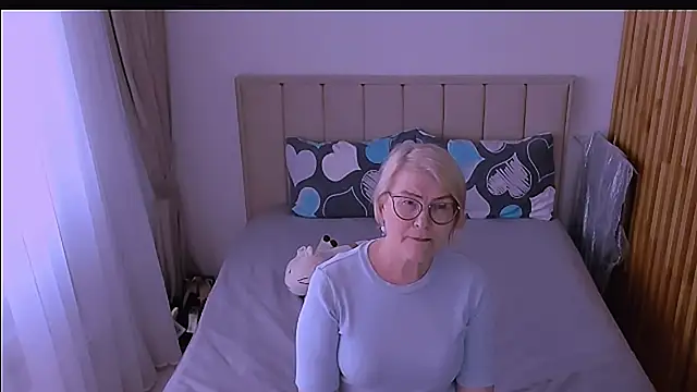 sabrinamacmarren online show from 04/17/26, 02:53