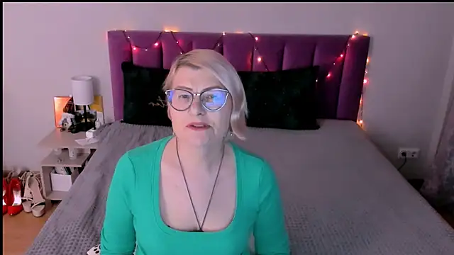 sabrinamacmarren online show from 12/19/25, 02:41