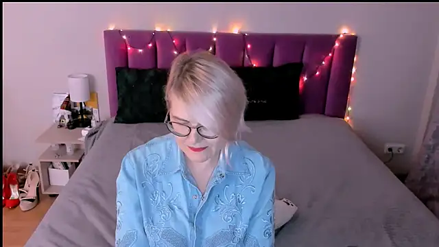 sabrinamacmarren online show from 12/22/25, 01:44