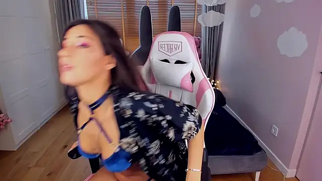 MiaSilkX online show from 10/28/25, 12:15