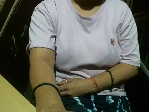 Snapshot of UrsMansi chatting on 06/08/26, 01:28 UrsMansi online show from 06/08/26, 01:28