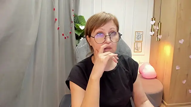 Snapshot of Paris_Cherry chatting on 02/18/25, 04:36 Paris Cherry online show from 02/18/25, 04:36