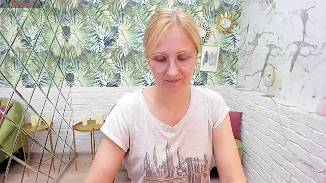 Snapshot of Paris_Cherry chatting on 09/16/25, 08:21 Paris Cherry online show from 09/16/25, 08:21