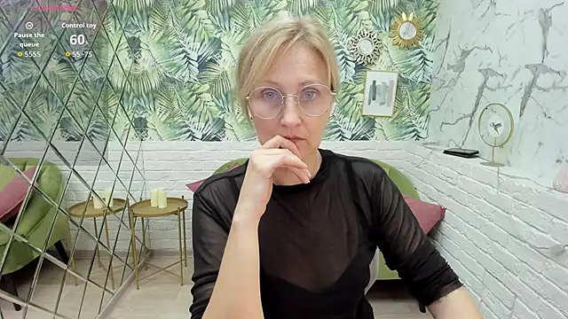 Snapshot of Paris_Cherry chatting on 09/27/25, 08:15 Paris Cherry online show from 09/27/25, 08:15