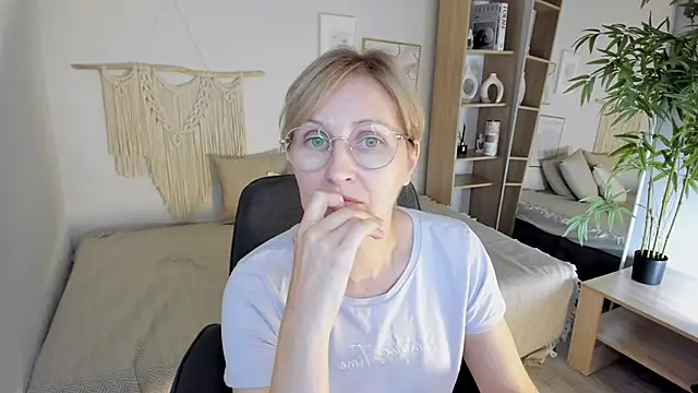 Snapshot of Paris_Cherry chatting on 09/18/25, 07:17 Paris Cherry online show from 09/18/25, 07:17