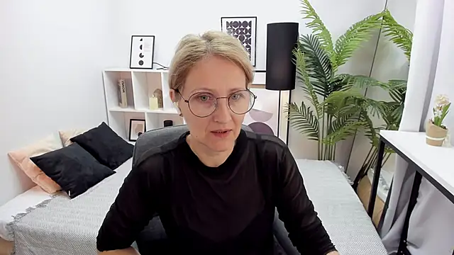 Snapshot of Paris_Cherry chatting on 10/14/25, 09:25 Paris Cherry online show from 10/14/25, 09:25