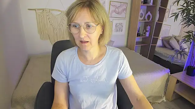 Snapshot of Paris_Cherry chatting on 09/17/25, 08:11 Paris Cherry online show from 09/17/25, 08:11