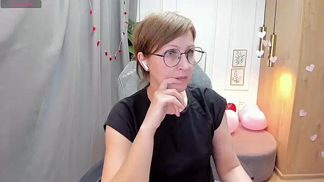 Snapshot of Paris_Cherry chatting on 02/18/25, 01:33 Paris Cherry online show from 02/18/25, 01:33
