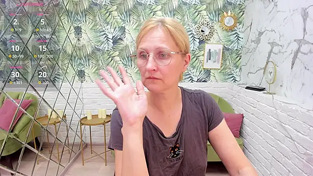 Snapshot of Paris_Cherry chatting on 09/14/25, 08:42 Paris Cherry online show from 09/14/25, 08:42