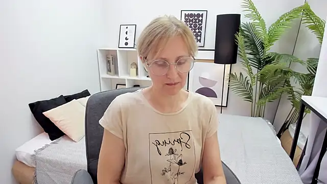 Snapshot of Paris_Cherry chatting on 10/13/25, 08:10 Paris Cherry online show from 10/13/25, 08:10