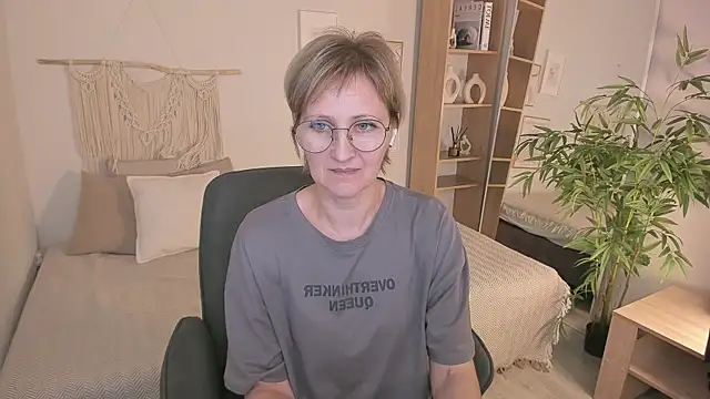 Snapshot of Paris_Cherry chatting on 10/26/25, 08:31 Paris Cherry online show from 10/26/25, 08:31