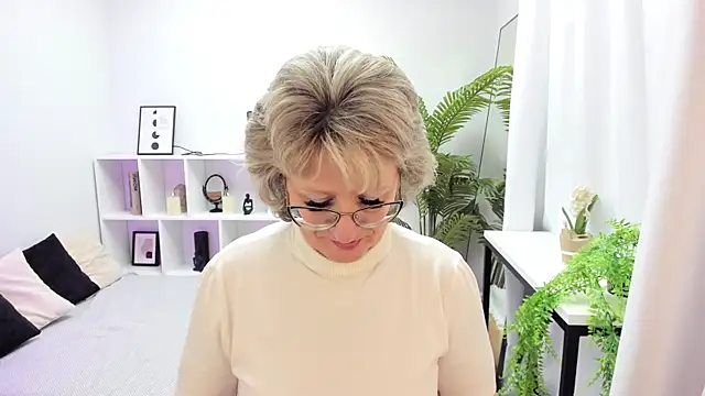 EvelynJoyful online show from 10/31/25, 05:37