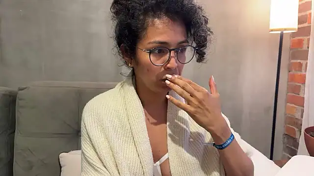 Snapshot of illaroom chatting on 10/22/25, 10:41 illaroom online show from 10/22/25, 10:41