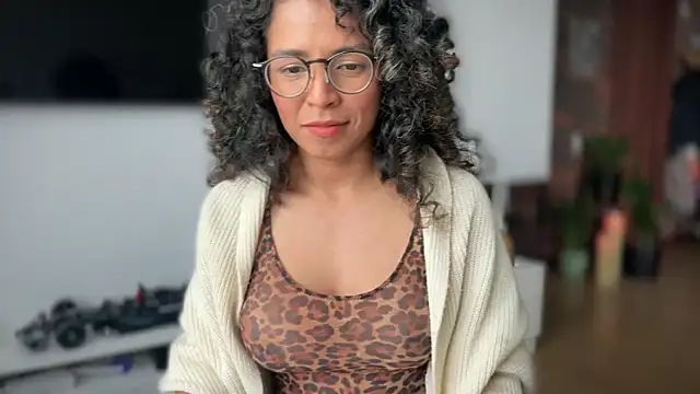 Snapshot of illaroom chatting on 10/10/25, 08:42 illaroom online show from 10/10/25, 08:42