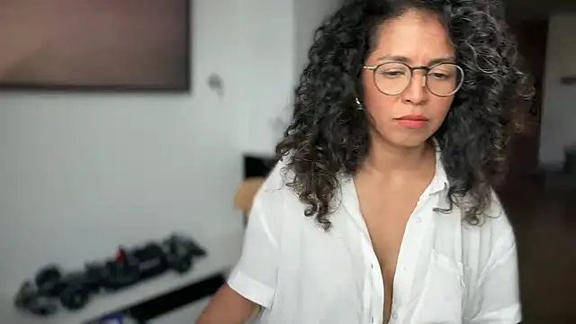 Snapshot of illaroom chatting on 10/30/25, 07:44 illaroom online show from 10/30/25, 07:44