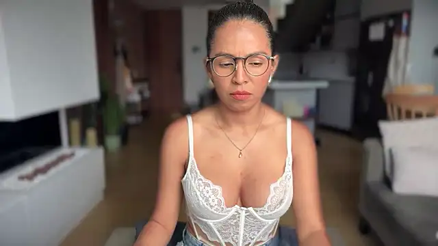 illaroom online show from 11/11/25, 04:02