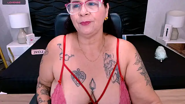 Snapshot of laura_riley chatting on 09/23/25, 03:41 laura riley online show from 09/23/25, 03:41