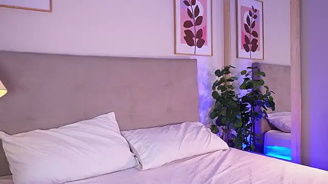 cinnamon afrodit online show from 11/12/25, 12:42