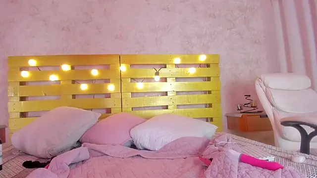 Snapshot of cristinapuerta_ chatting on 11/23/25, 11:42 cristinapuerta online show from 11/23/25, 11:42