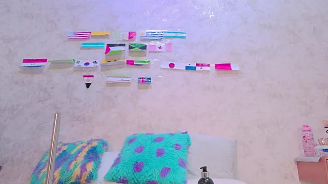 Snapshot of cristinapuerta_ chatting on 06/20/26, 11:37 cristinapuerta online show from 06/20/26, 11:37