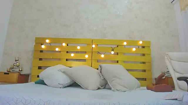 Snapshot of cristinapuerta_ chatting on 11/14/25, 11:36 cristinapuerta online show from 11/14/25, 11:36