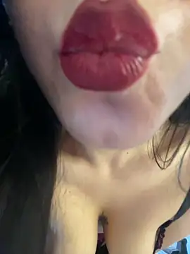 White-Petite online show from 04/23/26, 12:22