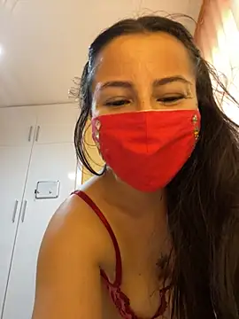 White-Petite online show from 05/04/26, 12:19