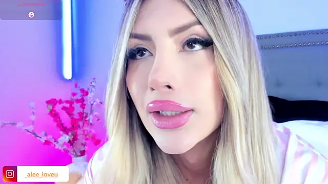 Snapshot of ale_lovee chatting on 10/17/25, 01:09 ale lovee online show from 10/17/25, 01:09