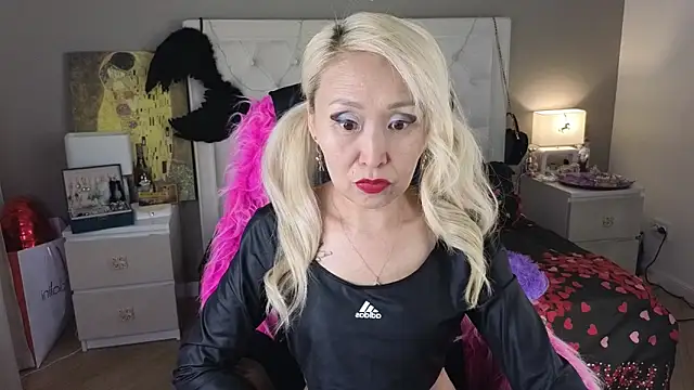 Snapshot of RoxalanaStar chatting on 06/13/26, 02:26 RoxalanaStar online show from 06/13/26, 02:26