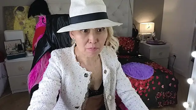 Snapshot of RoxalanaStar chatting on 06/19/26, 10:21 RoxalanaStar online show from 06/19/26, 10:21