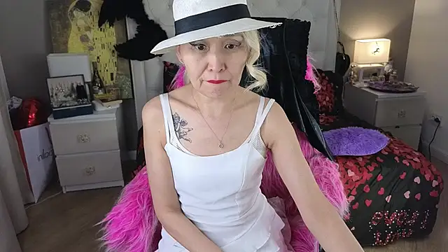 Snapshot of RoxalanaStar chatting on 06/20/26, 09:09 RoxalanaStar online show from 06/20/26, 09:09