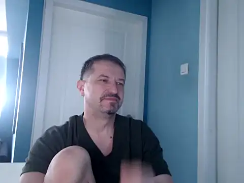 Snapshot of MisterFaithRO chatting on 04/13/26, 09:13 MisterFaithRO online show from 04/13/26, 09:13