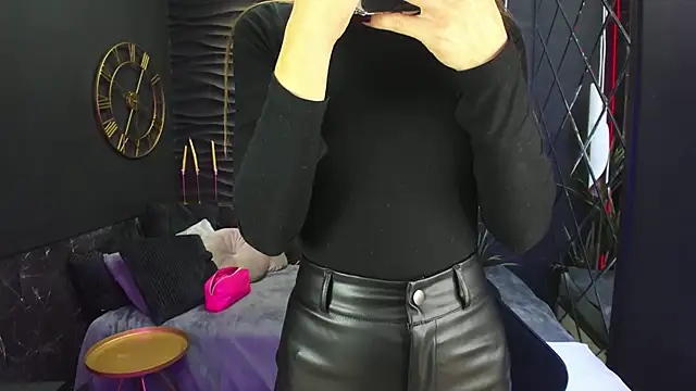 Snapshot of DianaMagestic chatting on 11/17/25, 01:37 DianaMagestic online show from 11/17/25, 01:37