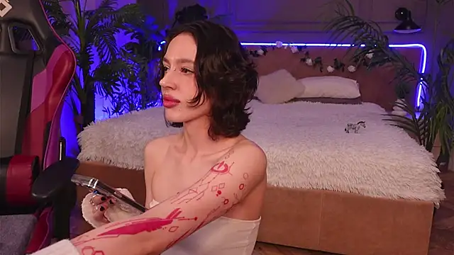 Snapshot of Devilinee chatting on 11/26/25, 06:24 Devilinee online show from 11/26/25, 06:24